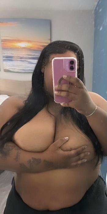 Tink, 22  female escort, Columbia